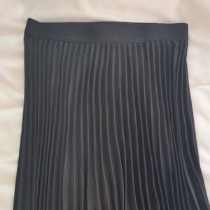 H&M Black Pleated Midi Skirt